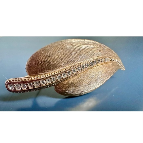Christian Dior vintage rhinestone encrusted leaf brooch from the 80s - Picture 7 of 8